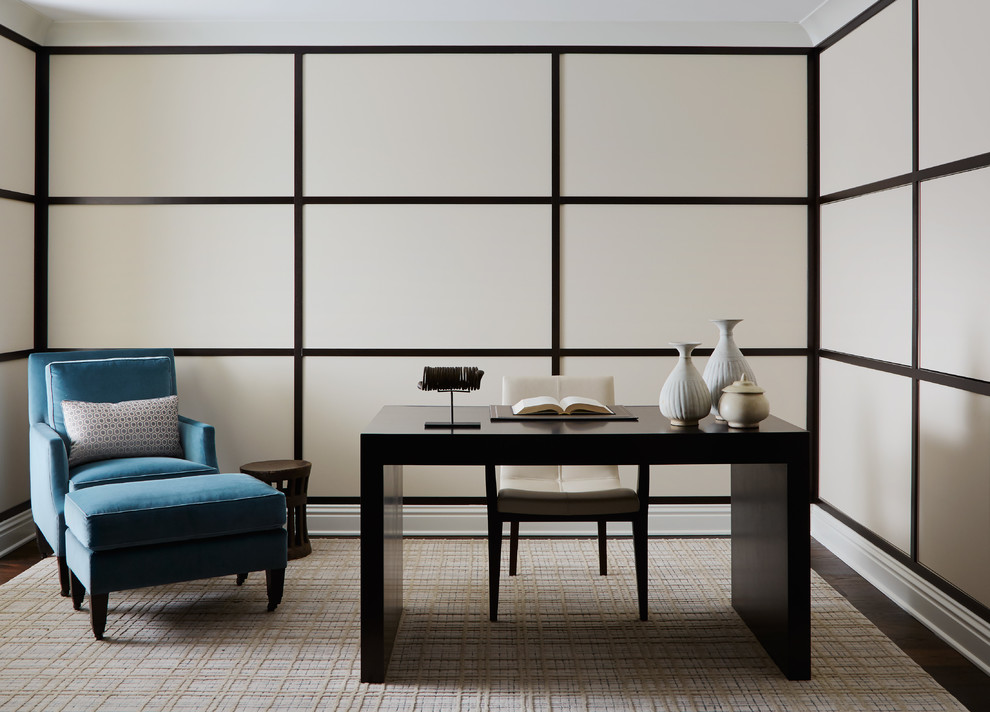 Cette image montre un bureau minimaliste de taille moyenne avec un bureau indépendant, un mur beige, parquet foncé, aucune cheminée et un sol marron.