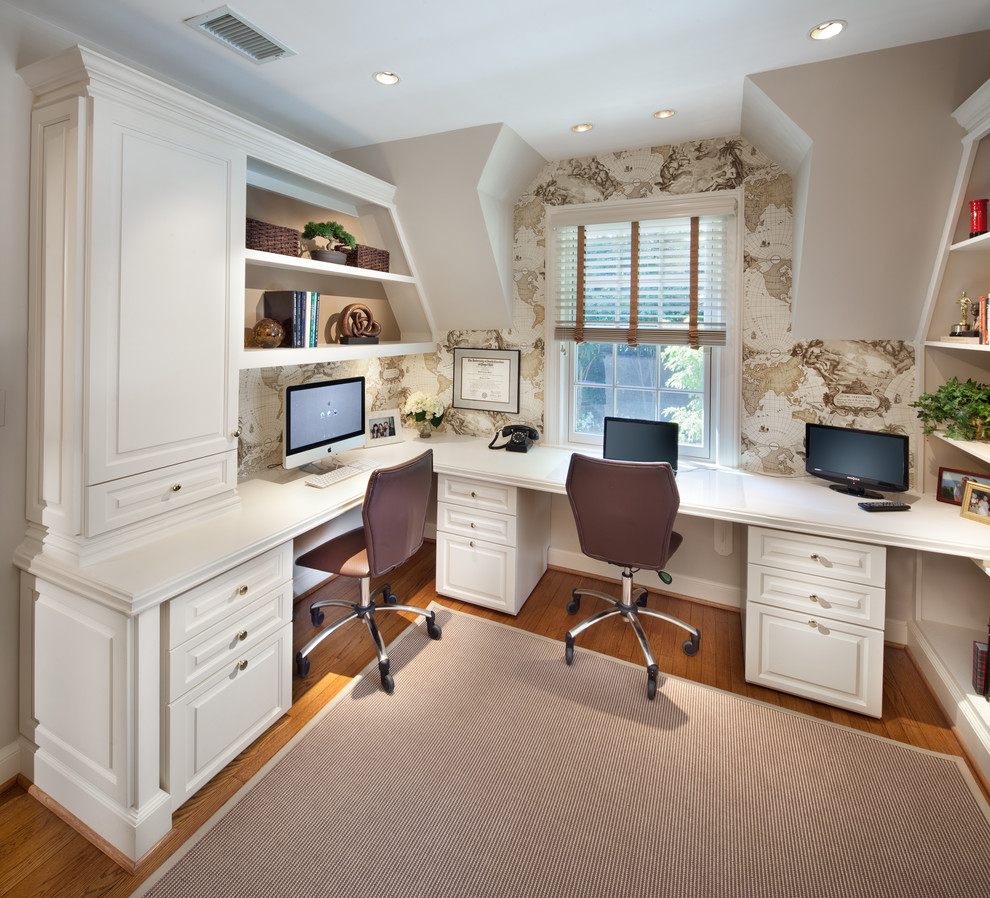 ワシントンD.C.にあるトラディショナルスタイルのおしゃれなホームオフィス・書斎 (造り付け机) の写真