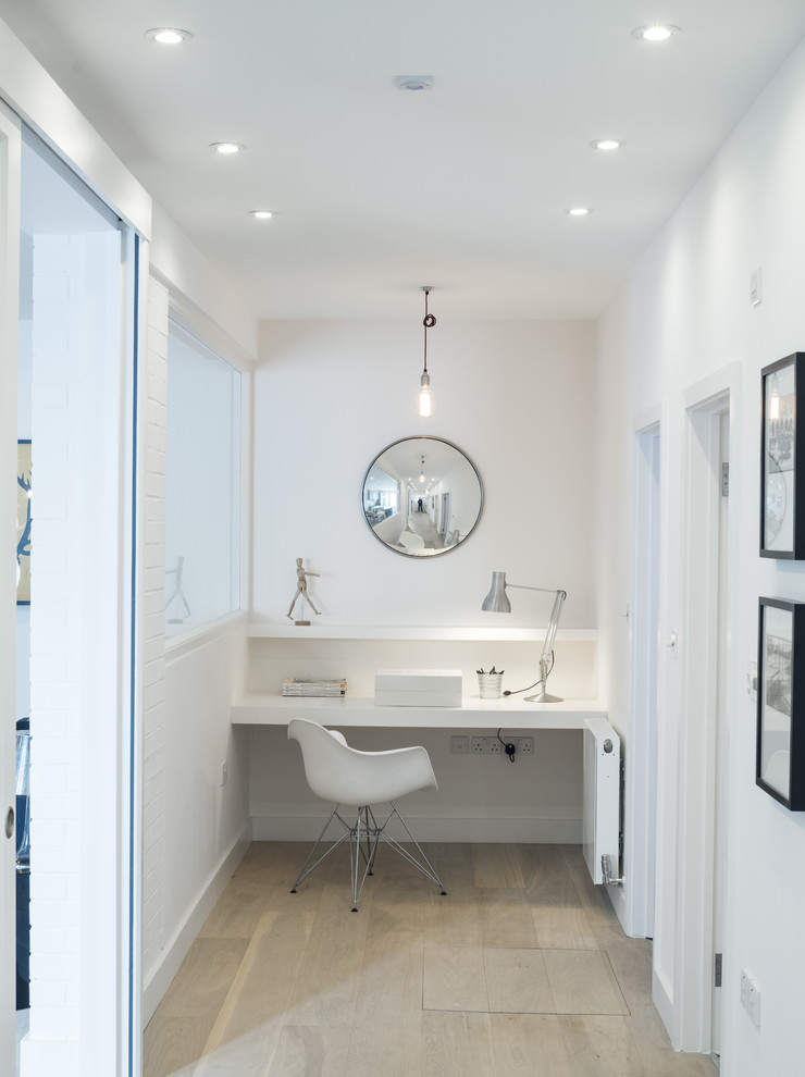 Kleines Modernes Arbeitszimmer mit Arbeitsplatz, weißer Wandfarbe, hellem Holzboden, Einbau-Schreibtisch und beigem Boden in London