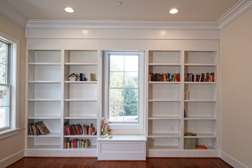 Идея дизайна: домашняя библиотека среднего размера в современном стиле с белыми стенами, паркетным полом среднего тона и коричневым полом