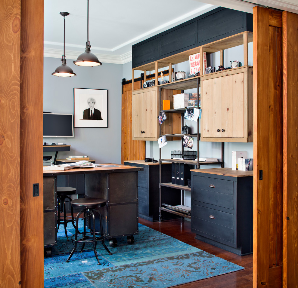 Mittelgroßes Industrial Arbeitszimmer ohne Kamin mit braunem Holzboden, Studio, grauer Wandfarbe und freistehendem Schreibtisch in San Francisco