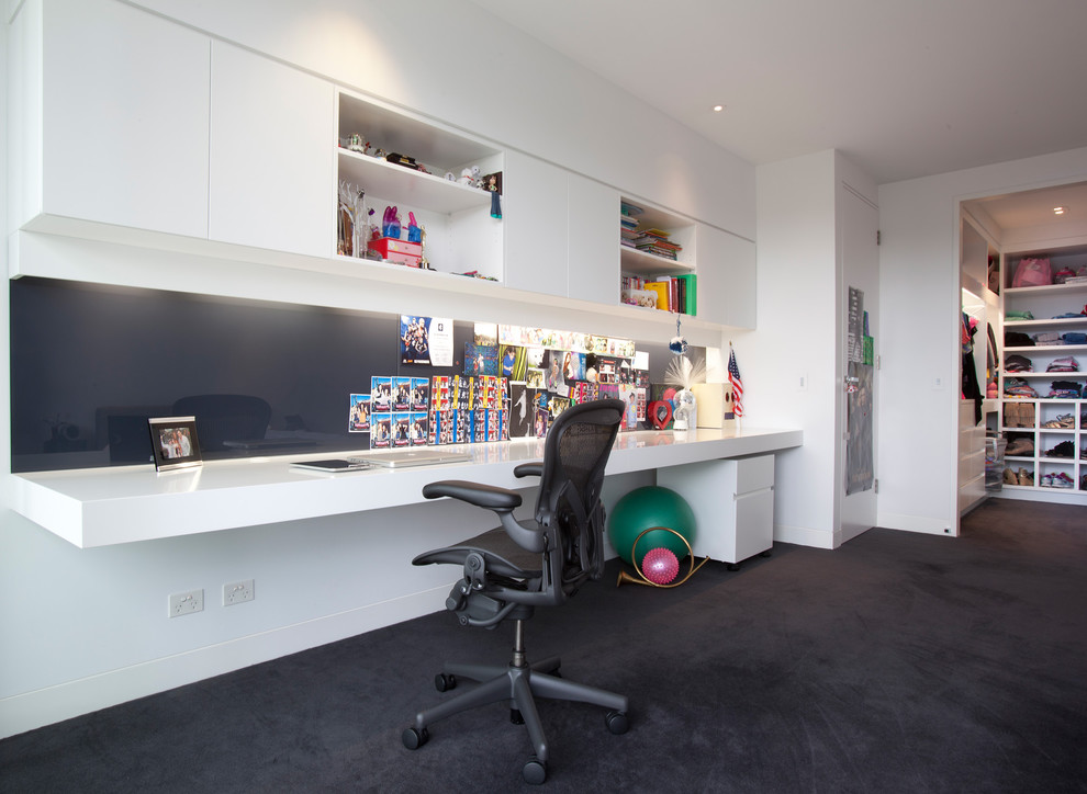 Свежая идея для дизайна: кабинет в современном стиле с белыми стенами, ковровым покрытием и встроенным рабочим столом - отличное фото интерьера