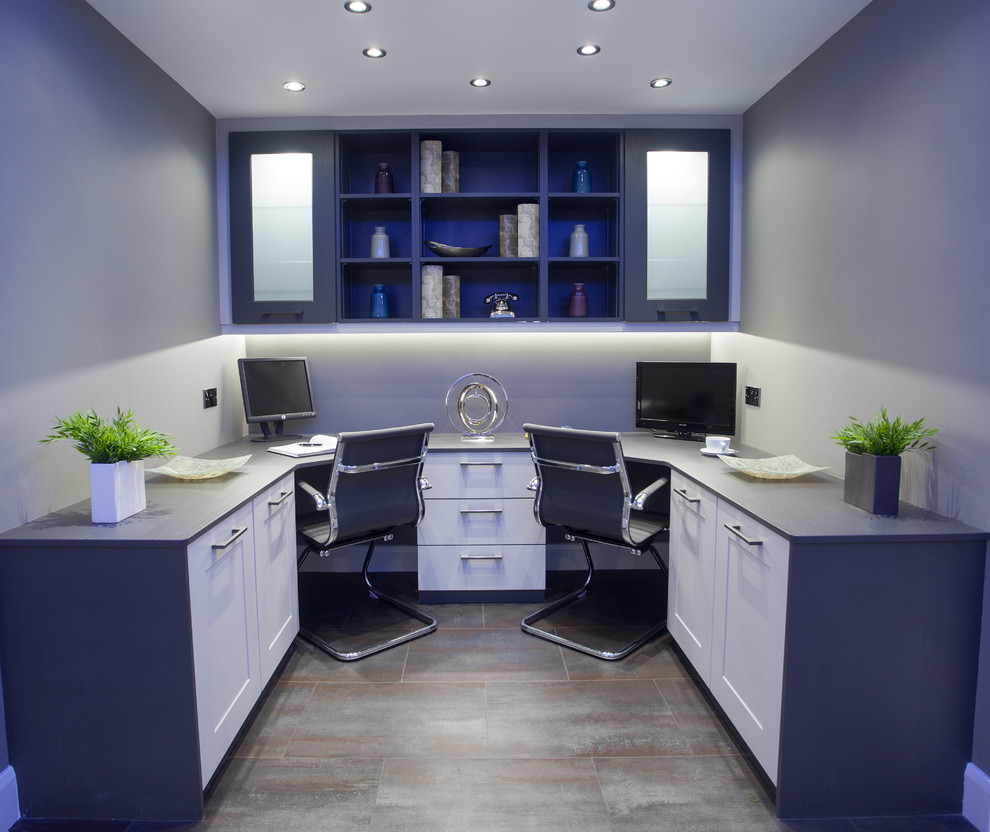 Modelo de despacho actual de tamaño medio con paredes grises, suelo de baldosas de cerámica y escritorio empotrado