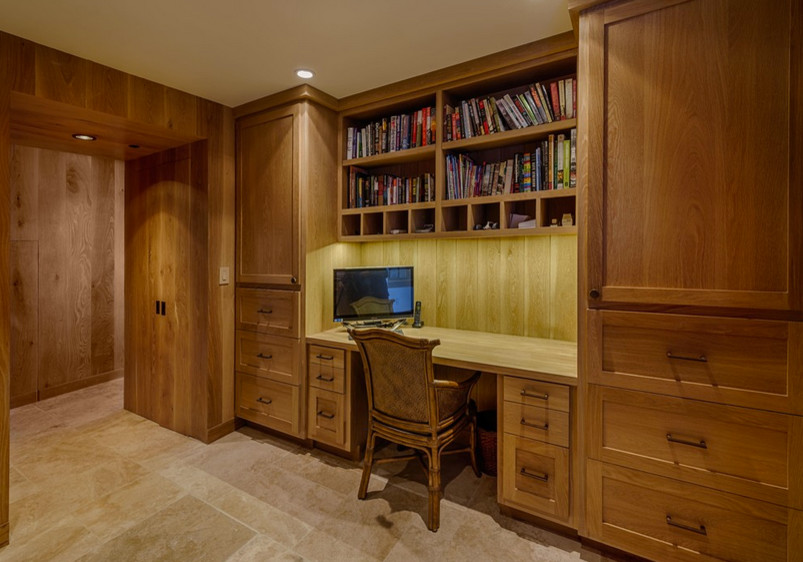 Idée de décoration pour un bureau chalet de taille moyenne avec un mur marron, un sol en travertin, aucune cheminée et un bureau intégré.