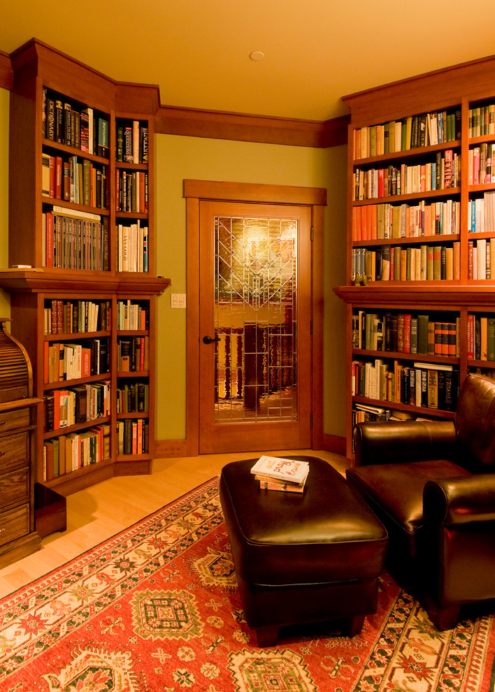 バンクーバーにある中くらいなコンテンポラリースタイルのおしゃれな書斎 (ベージュの壁、淡色無垢フローリング、自立型机) の写真