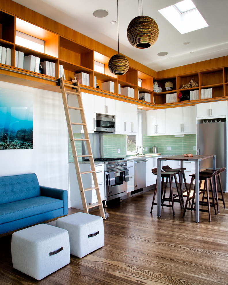 ロサンゼルスにあるコンテンポラリースタイルのおしゃれなホームオフィス・書斎 (白い壁、クッションフロア) の写真