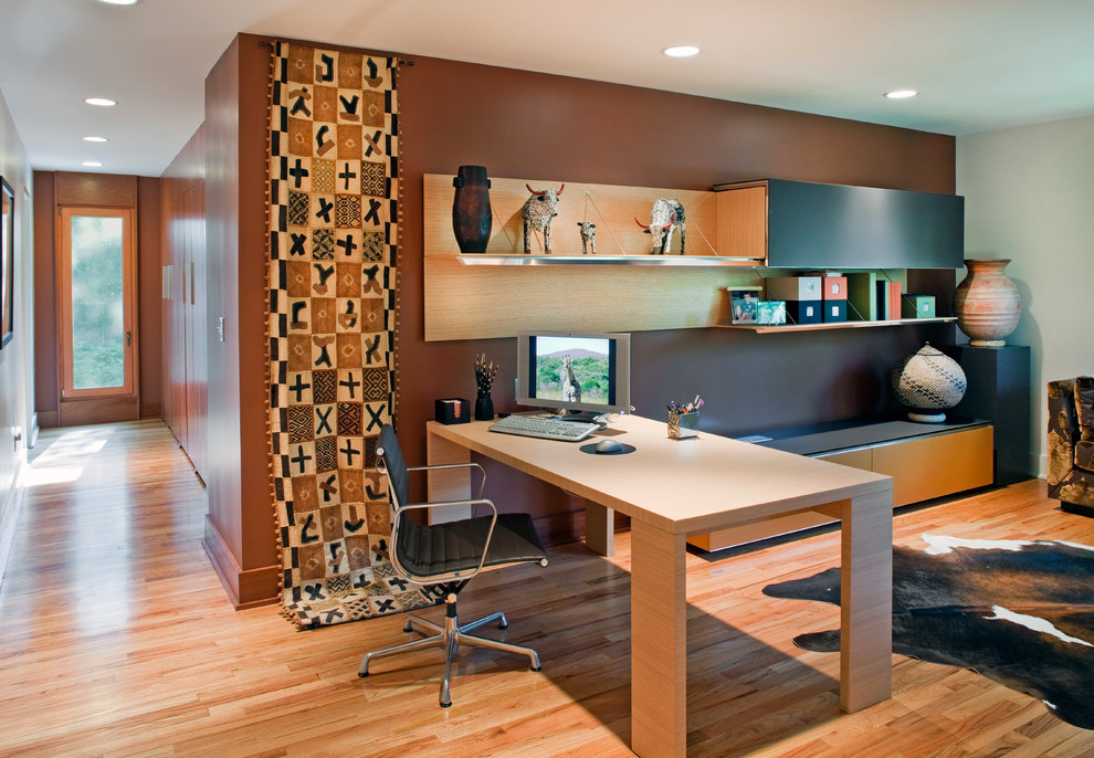 Idee per uno studio contemporaneo con pareti marroni, pavimento in legno massello medio e scrivania autoportante