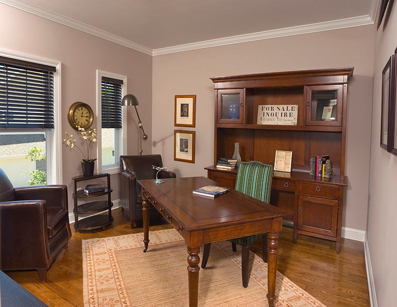 Idéer för ett mellanstort klassiskt hemmabibliotek, med mellanmörkt trägolv och ett fristående skrivbord