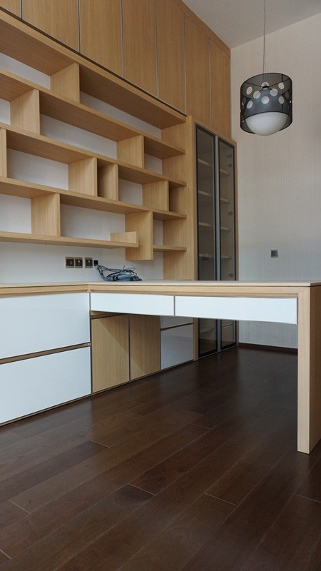 Idéer för ett litet exotiskt hemmabibliotek, med vita väggar, ett inbyggt skrivbord och mellanmörkt trägolv