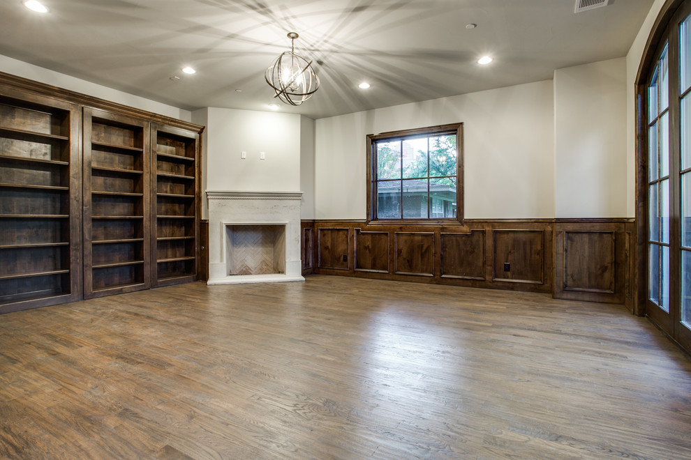 Großes Klassisches Arbeitszimmer mit Arbeitsplatz, grauer Wandfarbe, dunklem Holzboden, Eckkamin, Kaminumrandung aus Stein und Einbau-Schreibtisch in Dallas