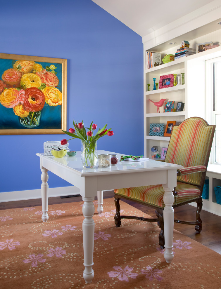 デンバーにあるトランジショナルスタイルのおしゃれなホームオフィス・書斎 (青い壁、濃色無垢フローリング、自立型机、茶色い床) の写真