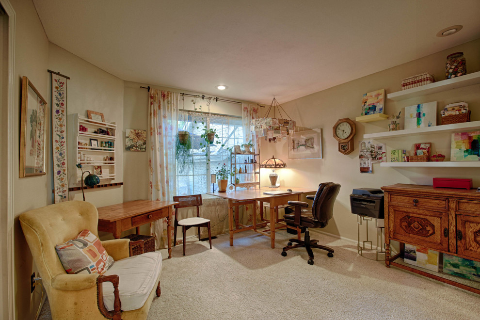 Immagine di una stanza da lavoro classica di medie dimensioni con pareti beige, moquette, nessun camino, scrivania autoportante e pavimento beige