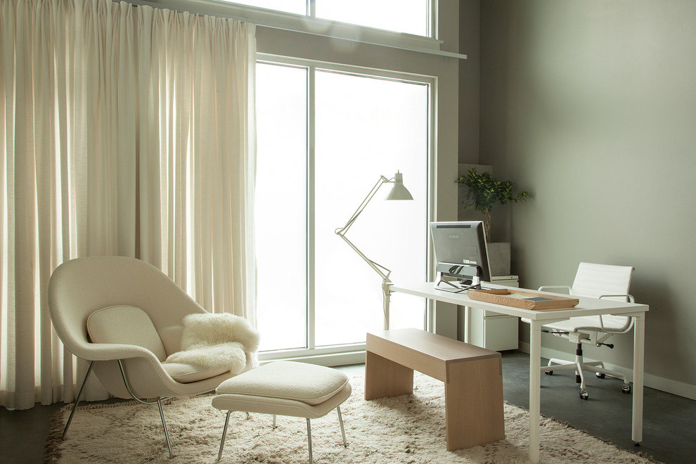 Inspiration för mellanstora moderna hemmastudior, med grå väggar, betonggolv, ett fristående skrivbord och grått golv