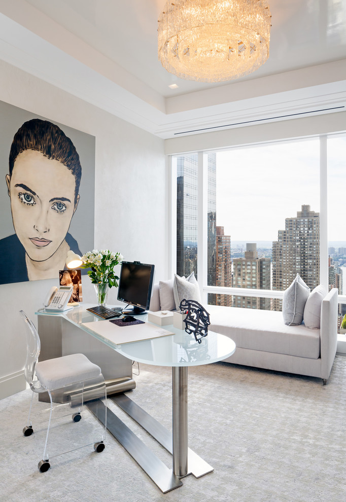 Modernes Arbeitszimmer mit weißer Wandfarbe, Teppichboden und freistehendem Schreibtisch in New York