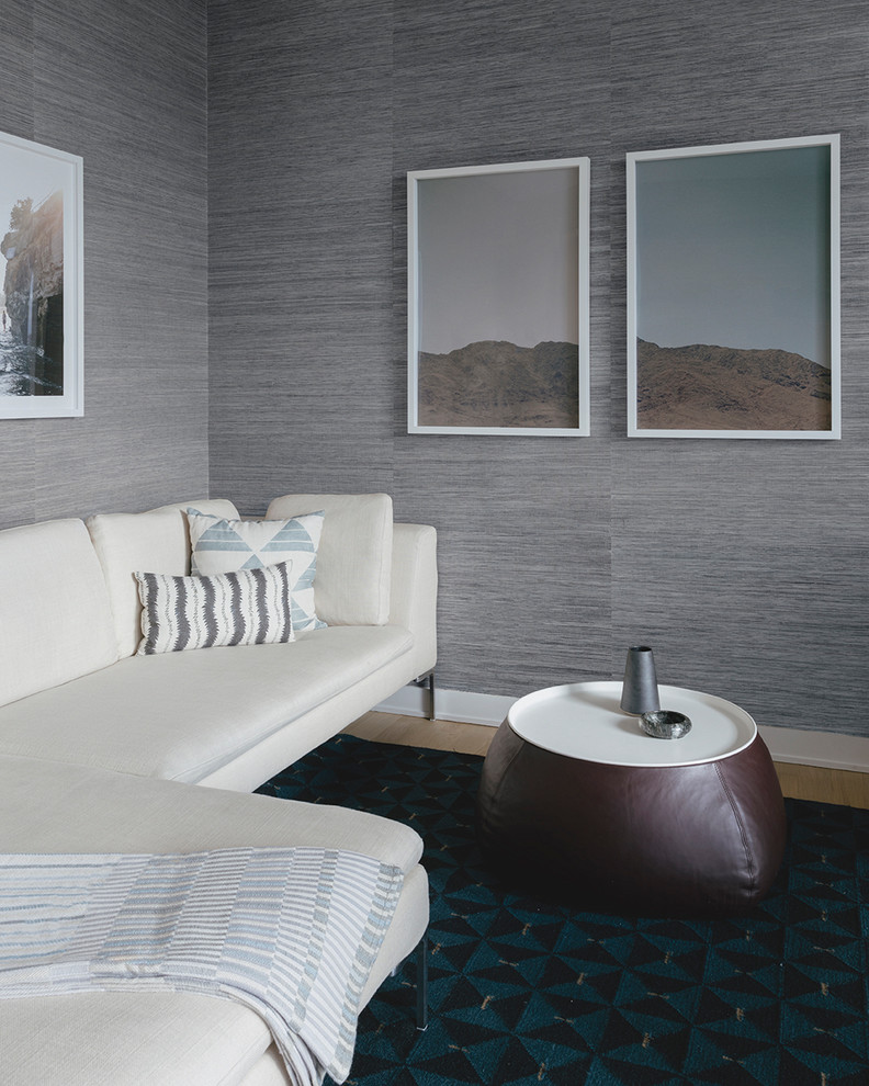 Idée de décoration pour un bureau minimaliste de taille moyenne avec un mur gris, parquet clair et un bureau indépendant.