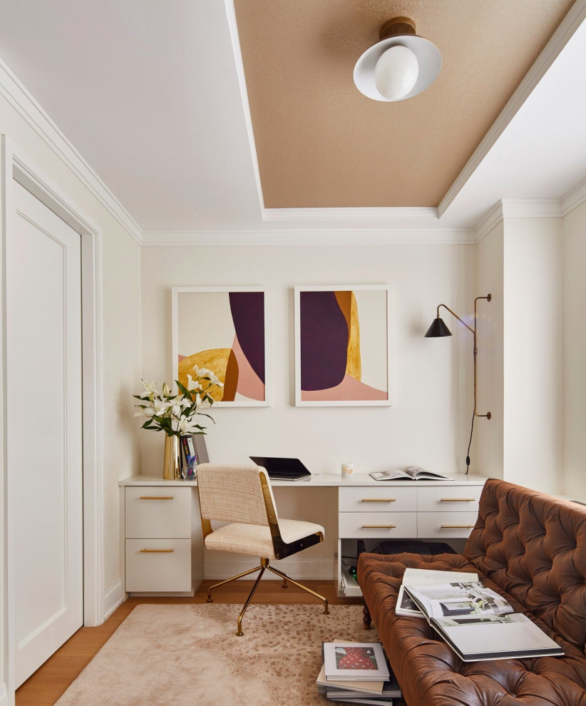 ニューヨークにあるミッドセンチュリースタイルのおしゃれなホームオフィス・書斎の写真