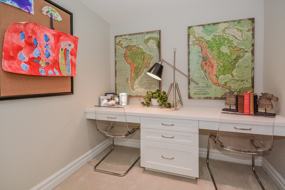 Ejemplo de despacho tradicional renovado pequeño sin chimenea con paredes beige, moqueta y escritorio empotrado