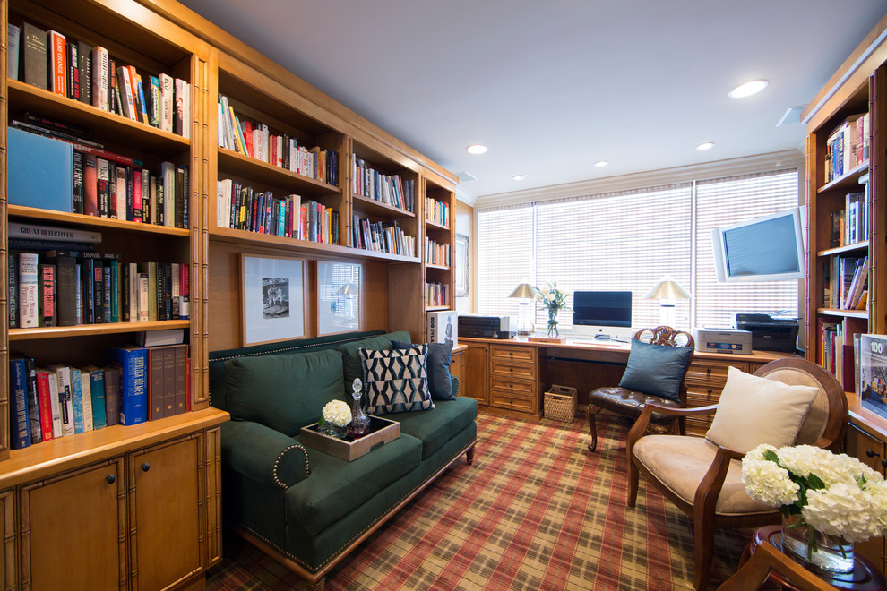 Großes Klassisches Lesezimmer ohne Kamin mit grauer Wandfarbe, braunem Holzboden, Einbau-Schreibtisch und braunem Boden in Los Angeles