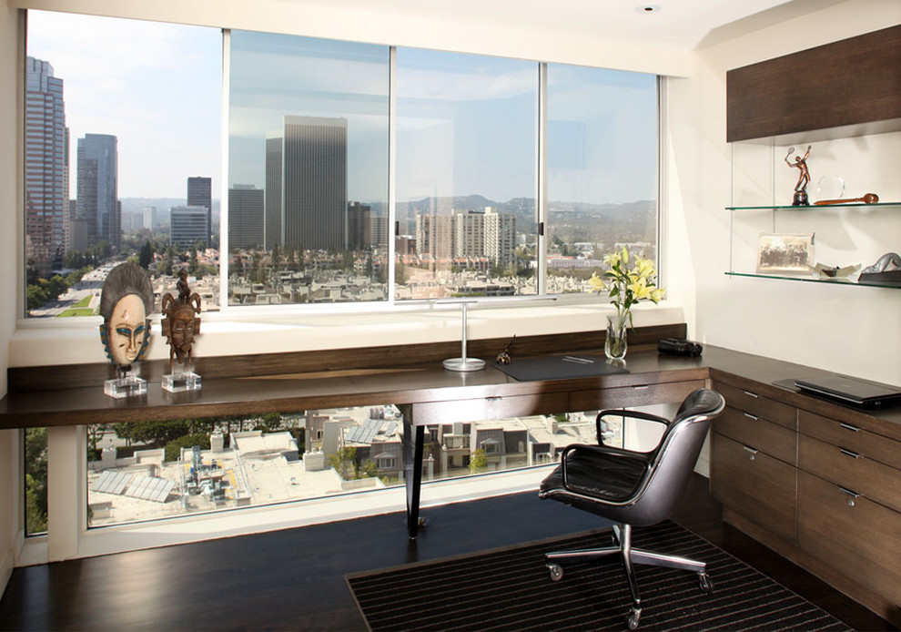 Mittelgroßes Modernes Arbeitszimmer ohne Kamin mit weißer Wandfarbe, dunklem Holzboden, Einbau-Schreibtisch, Arbeitsplatz und braunem Boden in Los Angeles