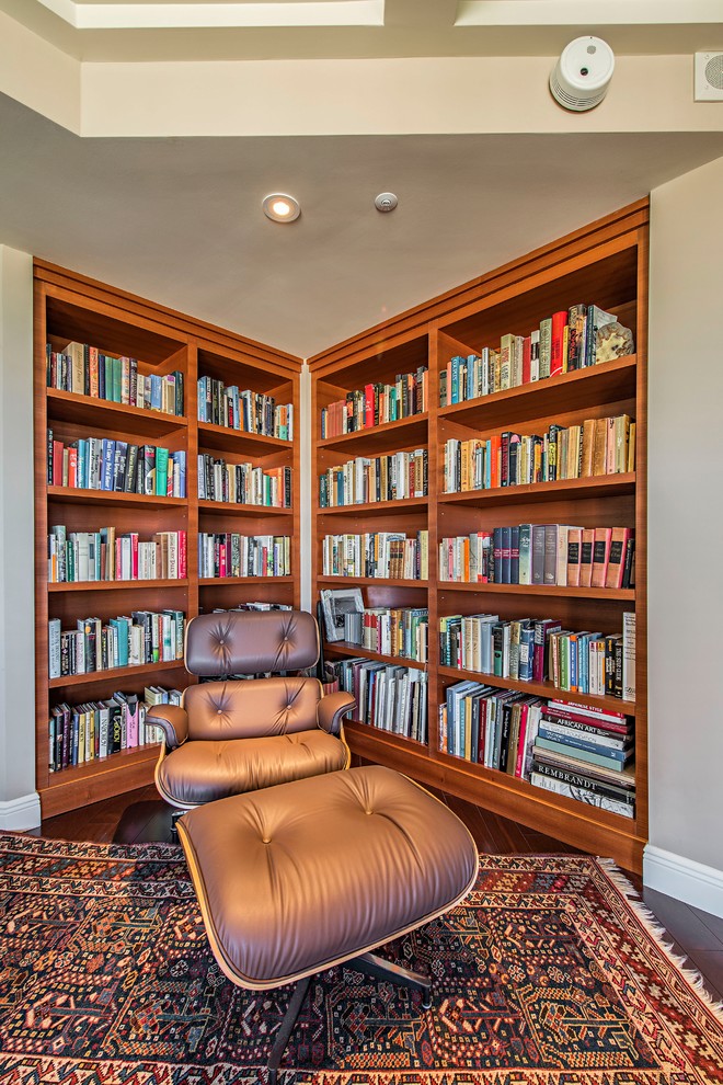 タンパにある小さなコンテンポラリースタイルのおしゃれなホームオフィス・書斎 (濃色無垢フローリング、茶色い床、グレーの壁、ライブラリー、暖炉なし) の写真