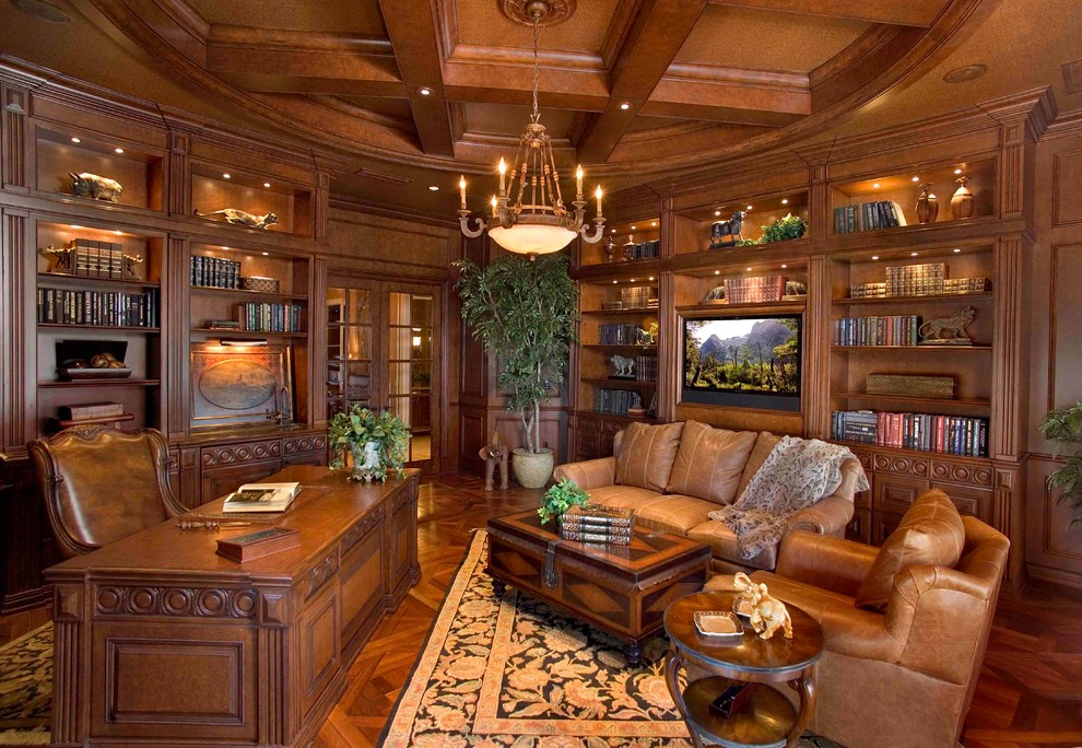 ニューヨークにある地中海スタイルのおしゃれなホームオフィス・書斎 (濃色無垢フローリング、自立型机、茶色い床) の写真
