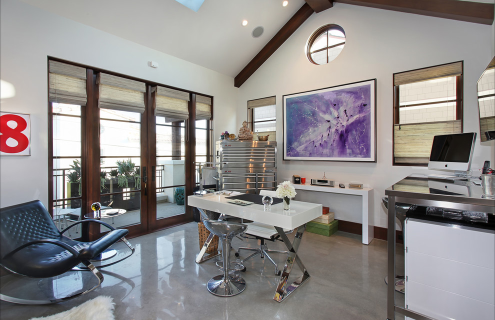 Mittelgroßes Modernes Arbeitszimmer mit Arbeitsplatz, weißer Wandfarbe und freistehendem Schreibtisch in Orange County
