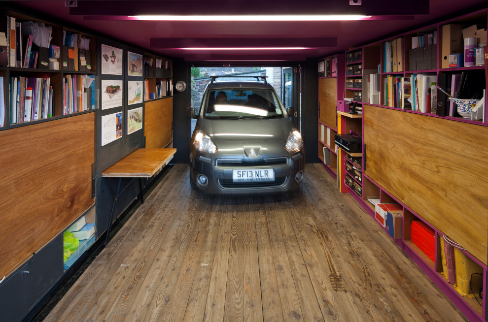Ispirazione per un piccolo atelier minimal con pareti viola, parquet chiaro, scrivania incassata e pavimento marrone