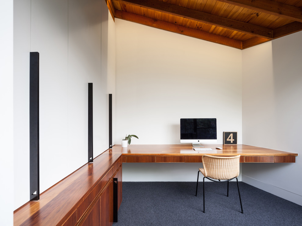 Exemple d'un bureau tendance de taille moyenne avec un mur blanc, moquette, aucune cheminée et un bureau intégré.