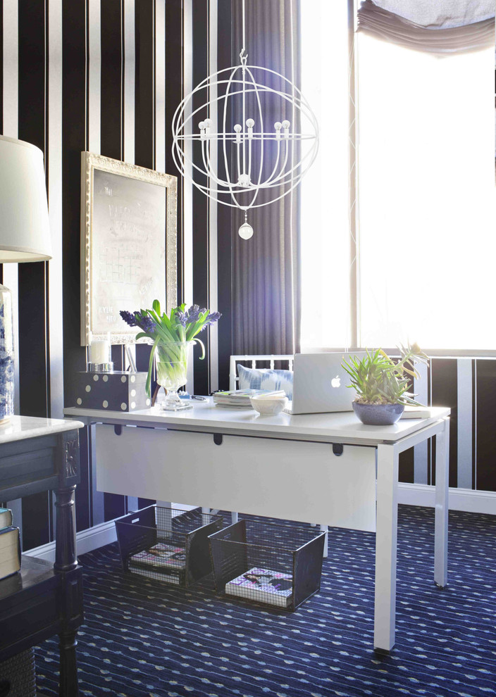 Ejemplo de despacho contemporáneo pequeño sin chimenea con paredes multicolor, moqueta y escritorio empotrado