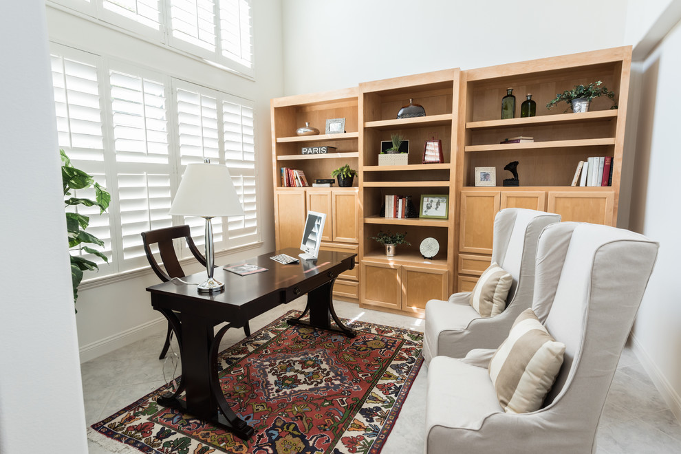 Immagine di un piccolo ufficio tradizionale con pareti bianche, pavimento con piastrelle in ceramica, nessun camino e scrivania autoportante
