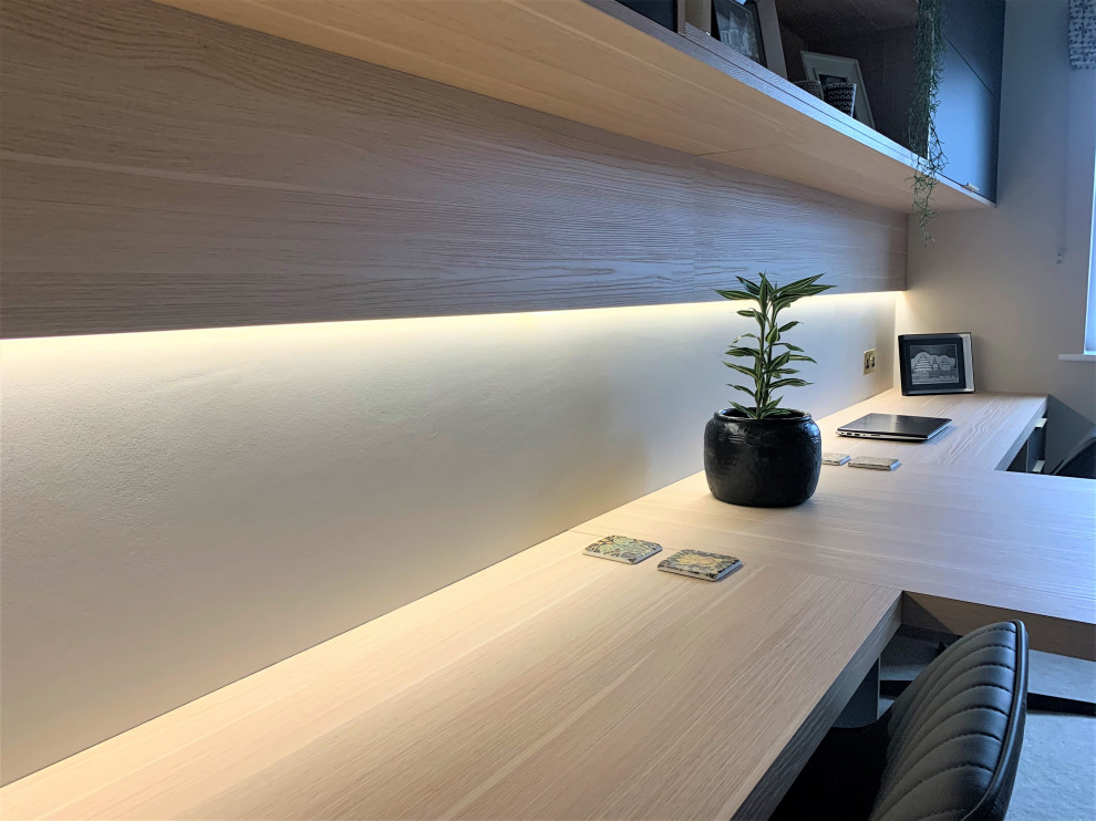Imagen de despacho contemporáneo pequeño con paredes beige, moqueta, escritorio empotrado y suelo beige