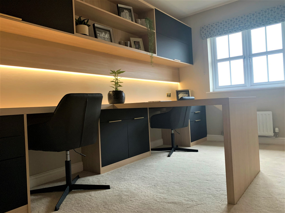 Inspiration pour un petit bureau design avec un mur beige, moquette, un bureau intégré et un sol beige.