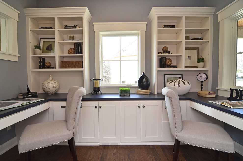 На фото: кабинет в классическом стиле с встроенным рабочим столом и серыми стенами с