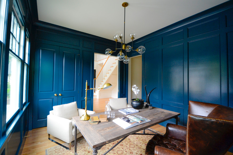 Idéer för ett klassiskt arbetsrum, med blå väggar, ljust trägolv, ett fristående skrivbord och brunt golv