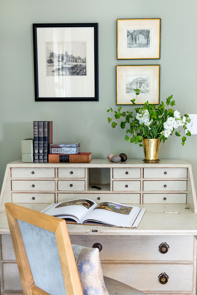 ローリーにある小さなトラディショナルスタイルのおしゃれな書斎 (グレーの壁、暖炉なし、自立型机) の写真