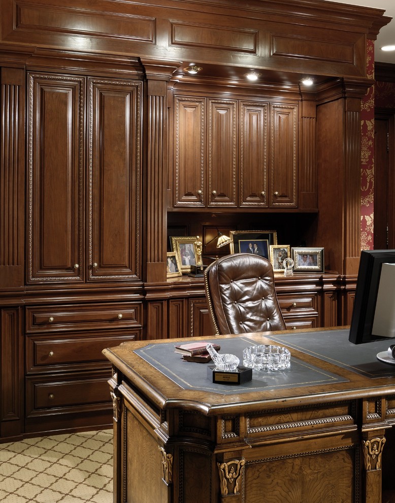 Esempio di un ufficio chic di medie dimensioni con moquette e scrivania autoportante