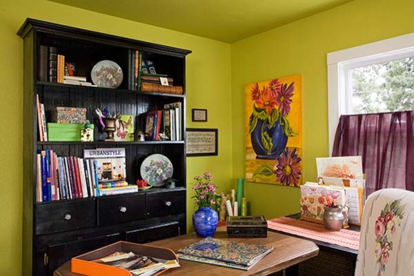 Foto på ett litet eklektiskt hemmastudio, med gröna väggar och ett fristående skrivbord