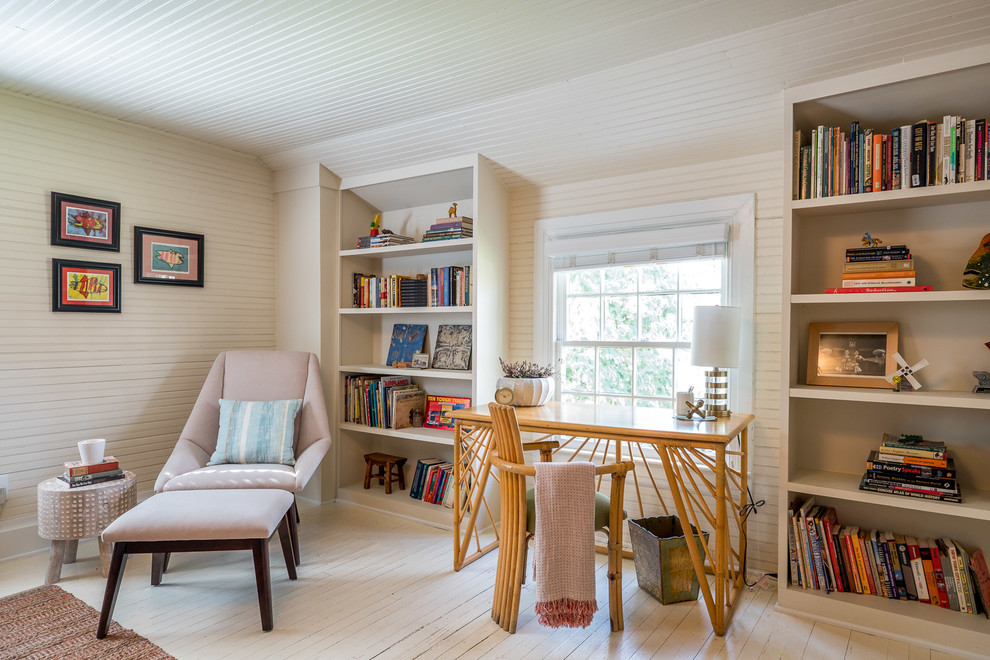 Idéer för ett lantligt hemmabibliotek, med vita väggar, målat trägolv, ett fristående skrivbord och vitt golv
