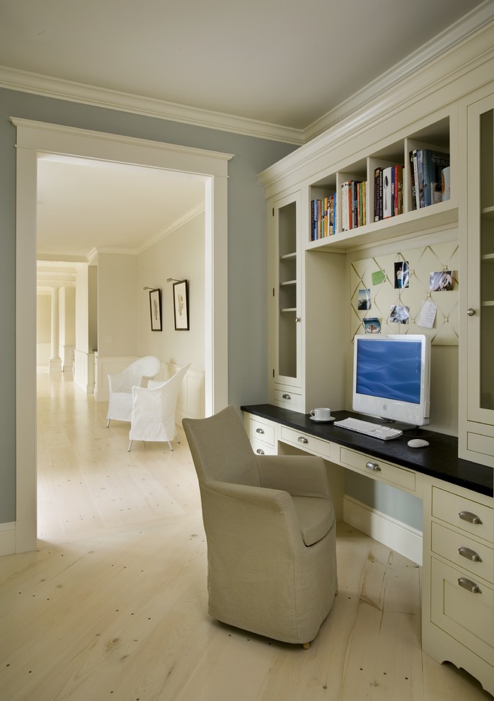 プロビデンスにあるトラディショナルスタイルのおしゃれなホームオフィス・書斎 (グレーの壁、淡色無垢フローリング、造り付け机、ベージュの床) の写真