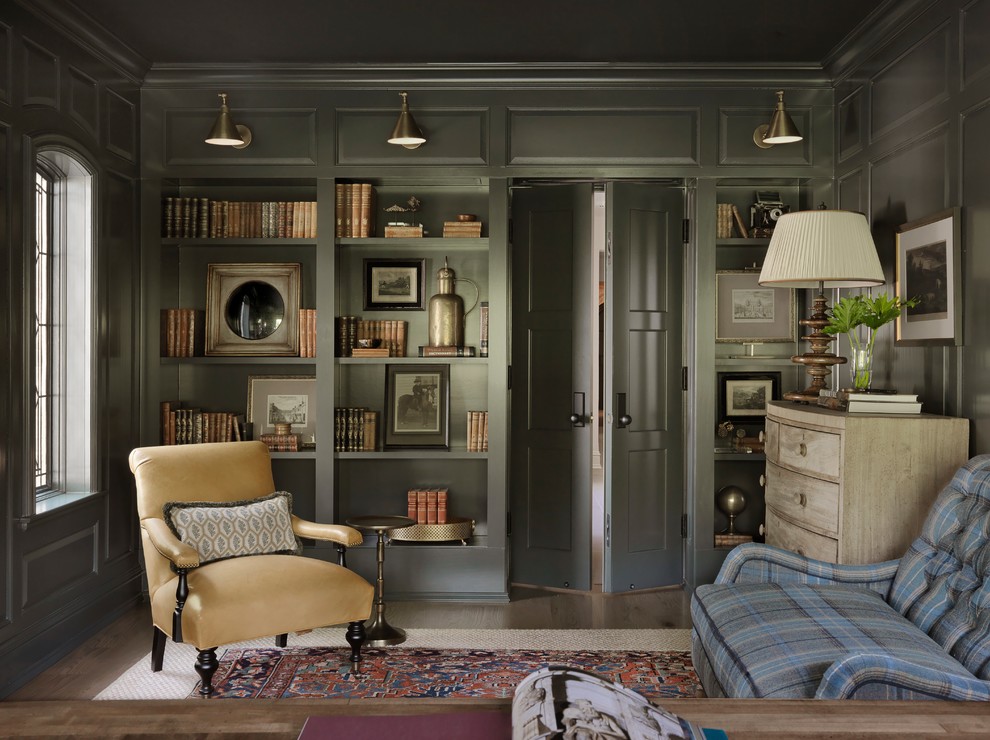 На фото: домашняя библиотека в стиле шебби-шик с серыми стенами и коричневым полом без камина с