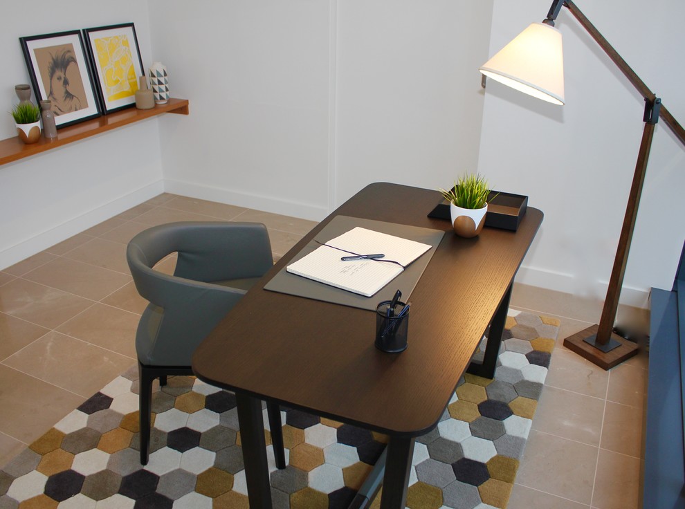 Kleines Modernes Arbeitszimmer ohne Kamin mit Arbeitsplatz, weißer Wandfarbe, Keramikboden, freistehendem Schreibtisch und beigem Boden in Sydney