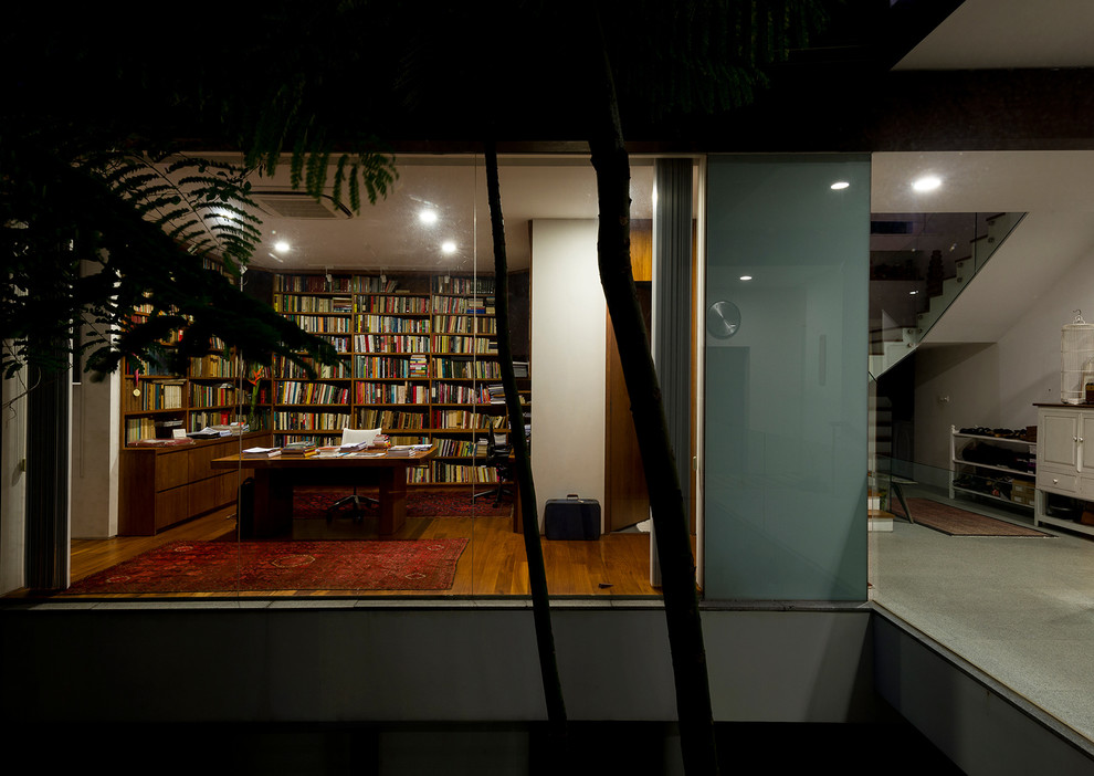 シンガポールにあるアジアンスタイルのおしゃれなホームオフィス・書斎の写真