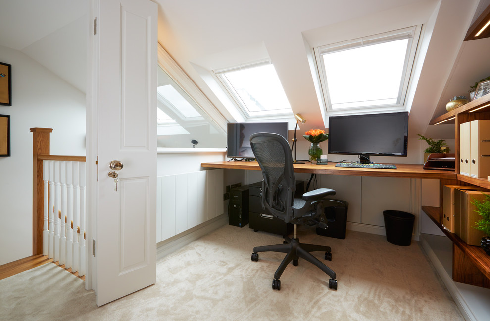 Kleines Klassisches Arbeitszimmer mit Arbeitsplatz, weißer Wandfarbe, Teppichboden und Einbau-Schreibtisch in London