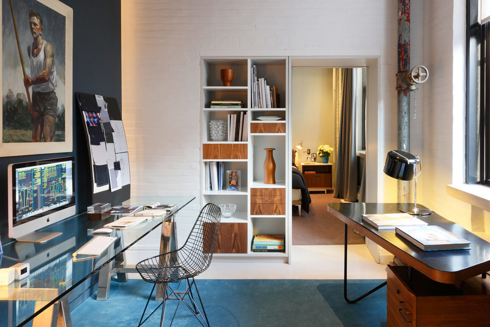 Industrial Arbeitszimmer ohne Kamin mit freistehendem Schreibtisch und weißer Wandfarbe in New York
