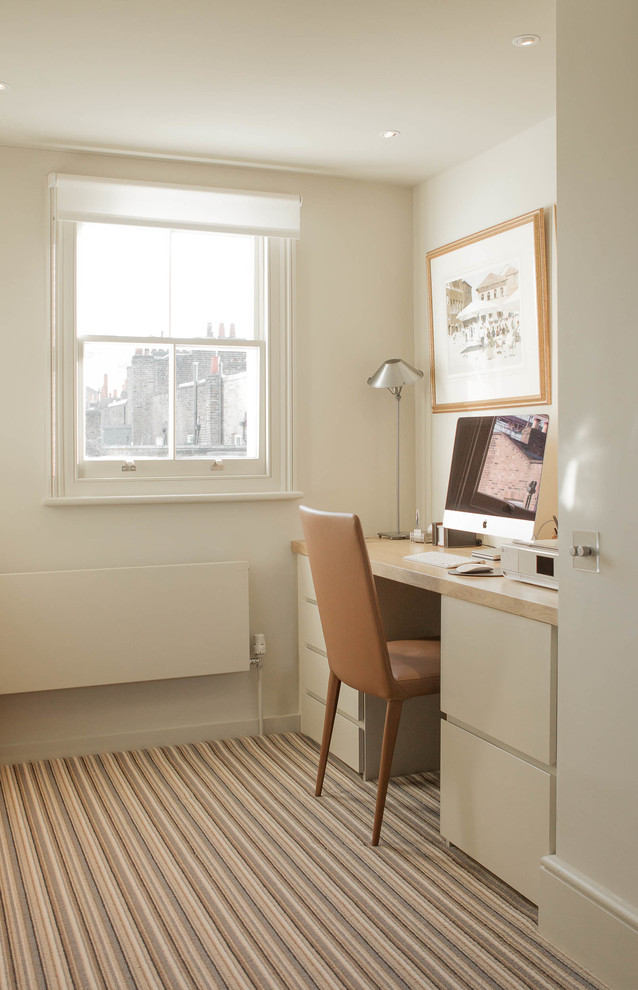 Mittelgroßes Klassisches Arbeitszimmer ohne Kamin mit weißer Wandfarbe, Teppichboden und Einbau-Schreibtisch in London