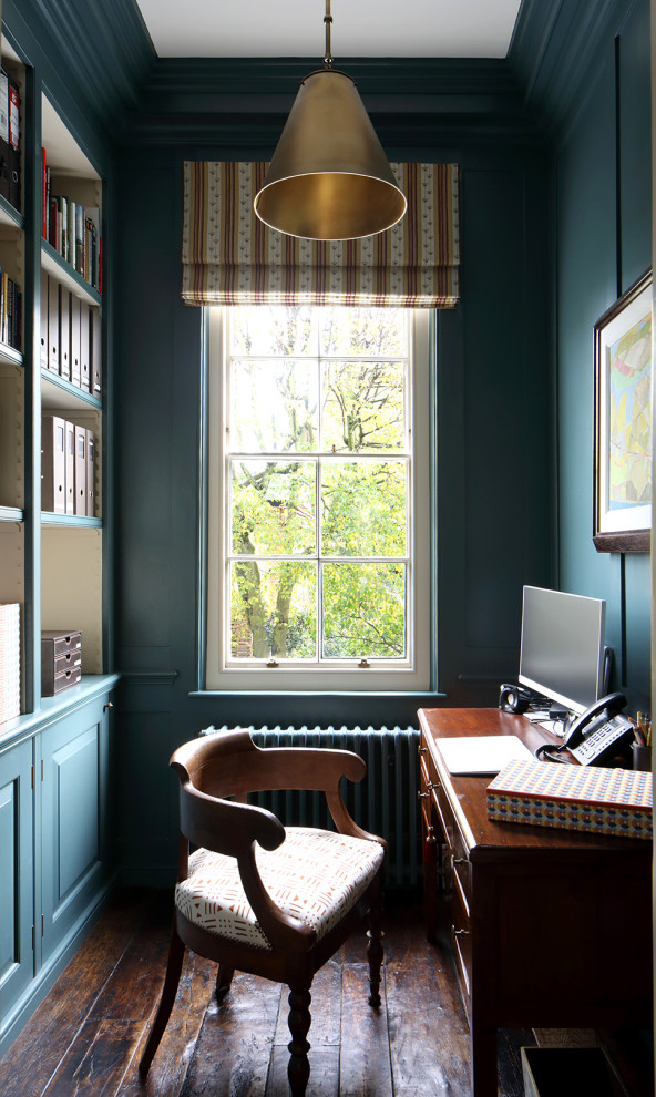 ロンドンにあるトラディショナルスタイルのおしゃれな書斎 (青い壁、塗装フローリング、暖炉なし、茶色い床) の写真