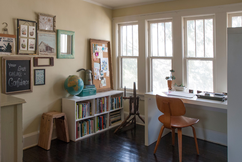 Immagine di un ufficio boho chic di medie dimensioni con pareti beige, parquet scuro, nessun camino e scrivania incassata
