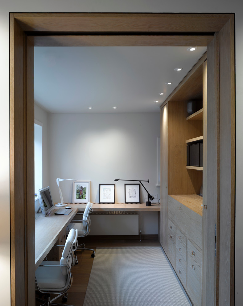 Idée de décoration pour un bureau tradition de taille moyenne avec un mur blanc, un sol en bois brun et un bureau intégré.