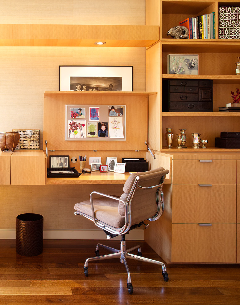 Idee per un grande ufficio minimal con pavimento in legno massello medio e scrivania incassata