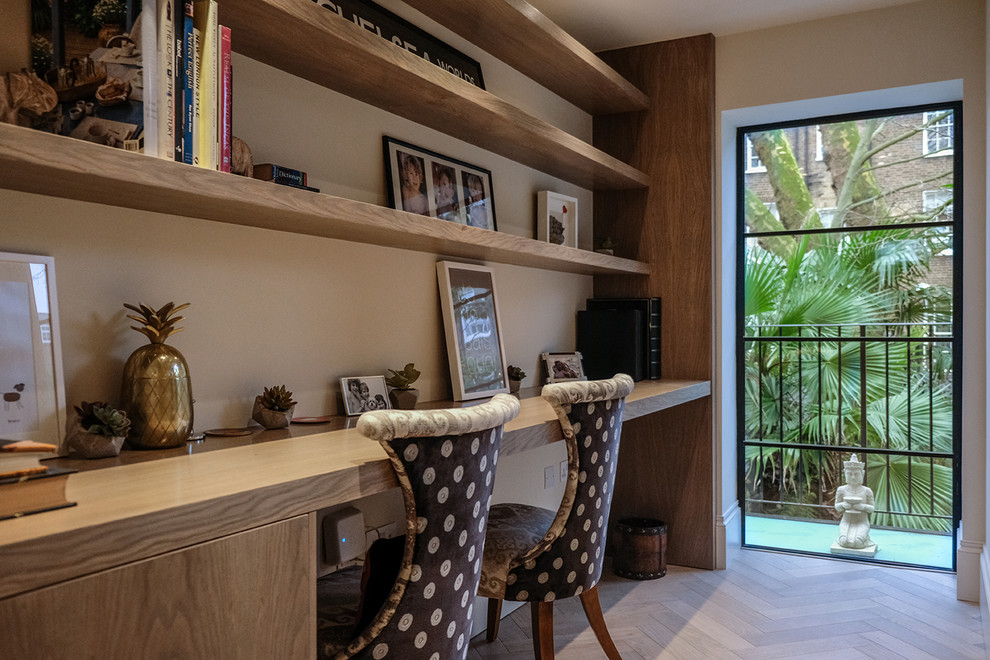 Источник вдохновения для домашнего уюта: маленький кабинет в стиле неоклассика (современная классика) с бежевыми стенами, светлым паркетным полом, встроенным рабочим столом и серым полом для на участке и в саду